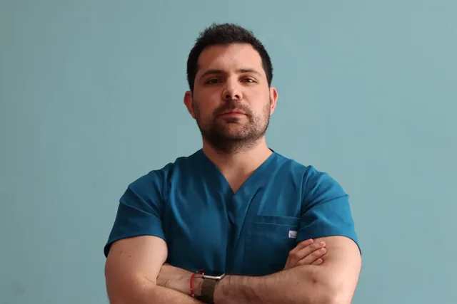 Retrato del Dr. Raúl Izquierdo con uniforme médico
